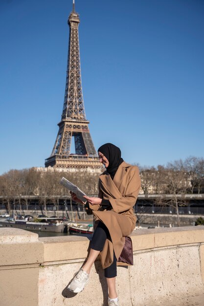 mujer musulmana viajando en paris