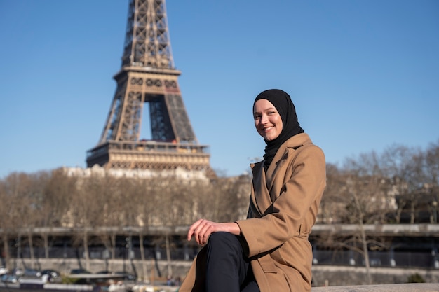 Foto gratuita mujer musulmana viajando en paris