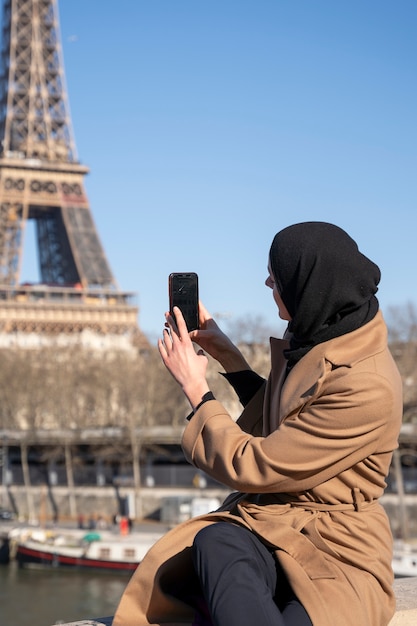 Foto gratuita mujer musulmana viajando en paris