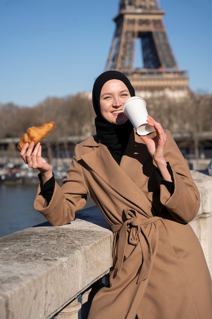 mujer musulmana viajando en paris