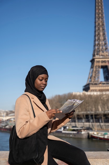 Foto gratuita mujer musulmana viajando en paris