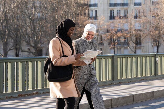mujer musulmana viajando en paris
