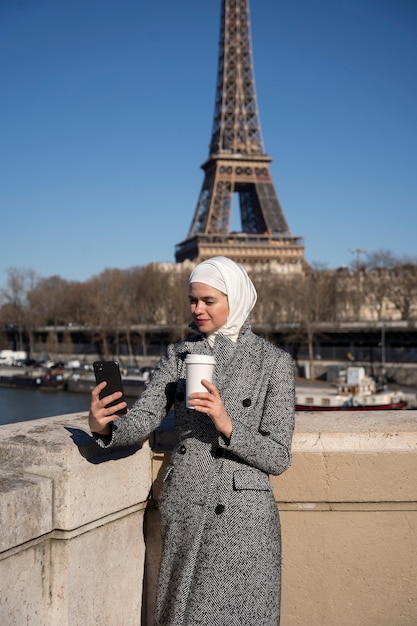 mujer musulmana viajando en paris