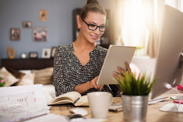 Mujer muy satisfecha con su trabajo