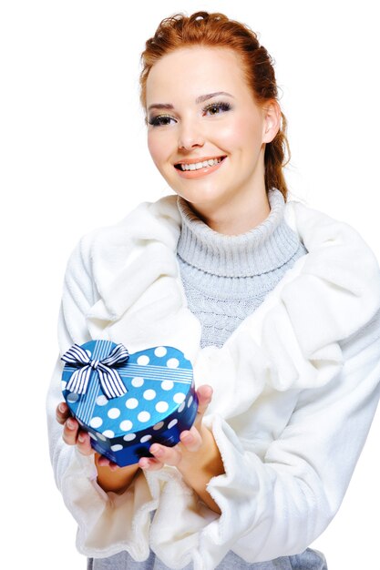 Mujer muy sonriente presenta el regalo de cumpleaños