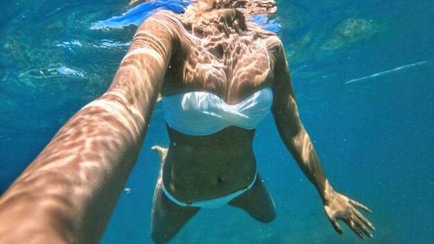 Mujer nadando en el agua, mar Mediterráneo