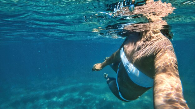 Mujer nadando en el agua, mar Mediterráneo
