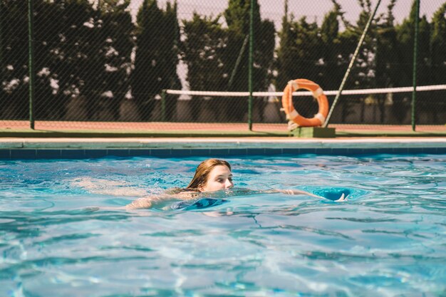 Mujer nadando en piscina