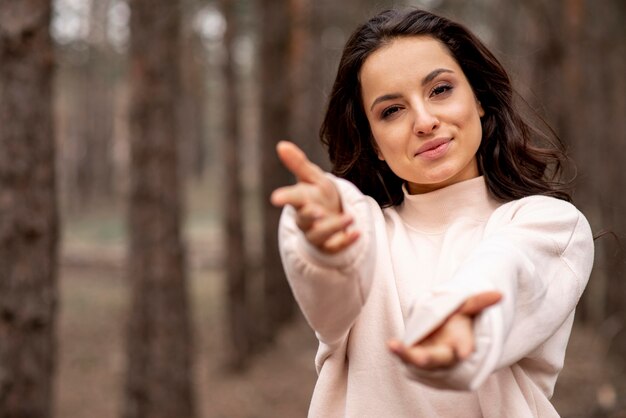 Mujer en la naturaleza con los brazos abiertos