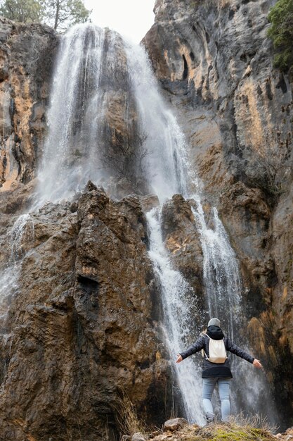 Mujer en la naturaleza en cascada