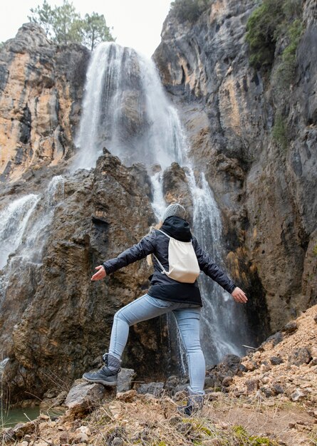 Mujer en la naturaleza en cascada