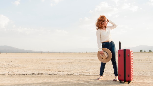 Foto gratuita mujer en la naturaleza con equipaje