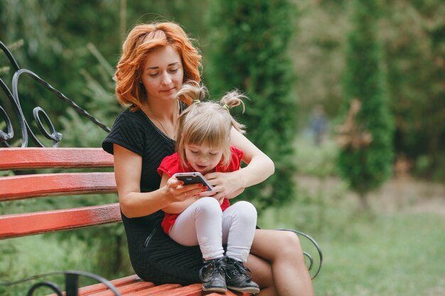 Mujer naturaleza padres niños