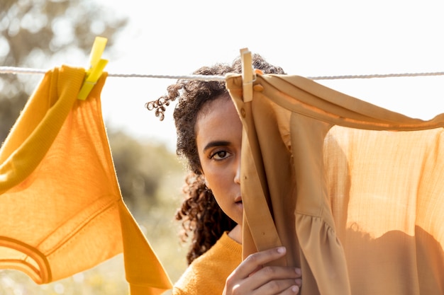 Mujer en naturaleza con tendedero