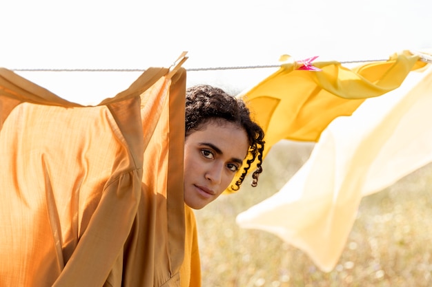 Mujer en naturaleza con tendedero