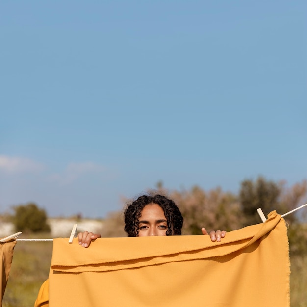 Foto gratuita mujer en naturaleza con tendedero