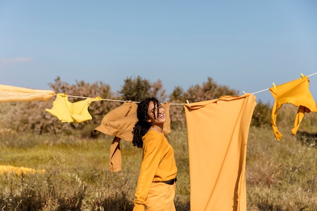 Mujer en naturaleza con tendedero