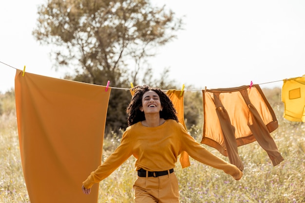 Mujer en naturaleza con tendedero