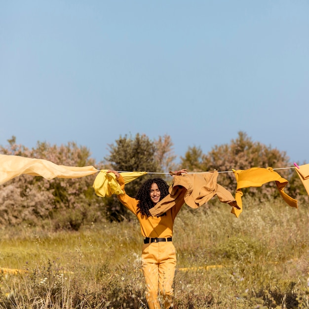 Mujer en naturaleza con tendedero