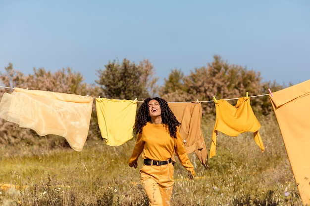 Foto gratuita mujer en naturaleza con tendedero