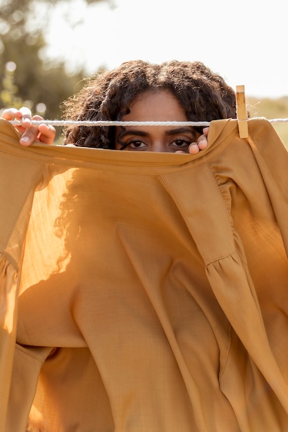 Foto gratuita mujer en naturaleza con tendedero