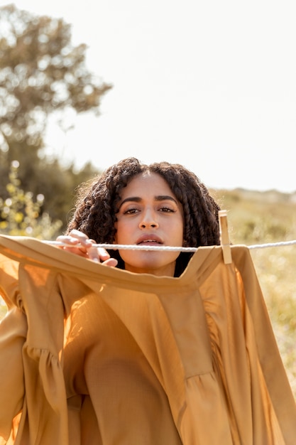 Foto gratuita mujer en naturaleza con tendedero