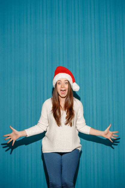 Mujer de Navidad sorprendida con un sombrero de santa