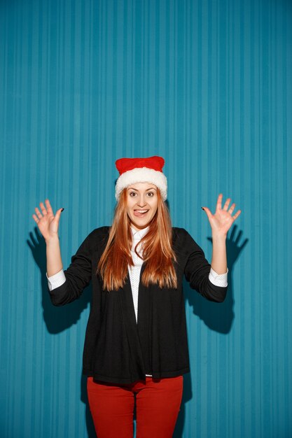 Mujer de Navidad sorprendida con un sombrero de santa