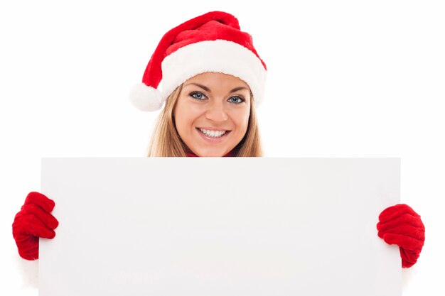 Mujer de Navidad con tablero en blanco