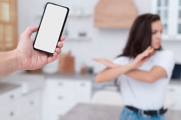 Mujer negándose a sostener un teléfono