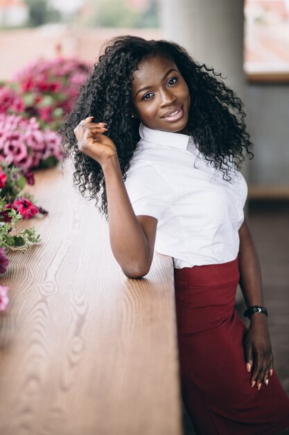 Mujer de negocios afroamericana en balcón