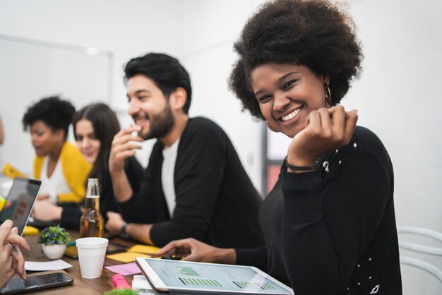 Mujer de negocios afroamericana confiada que trabaja en la oficina. Concepto de negocio.