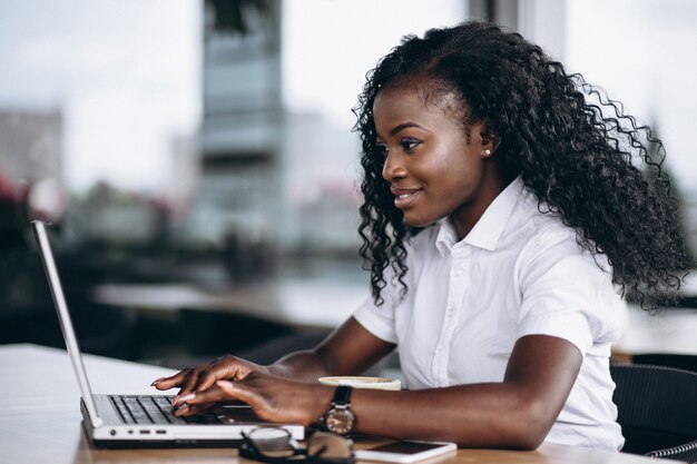 Mujer de negocios afroamericana que trabaja en la computadora