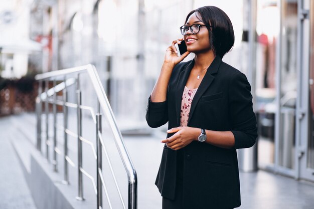 Mujer de negocios afroamericana con teléfono