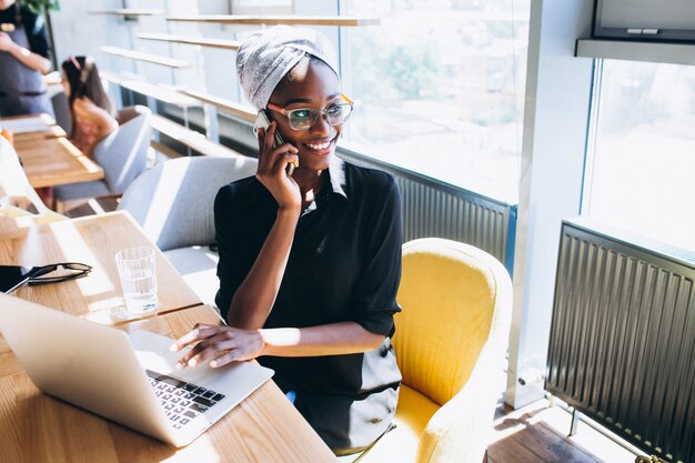 Mujer de negocios afroamericano con teléfono