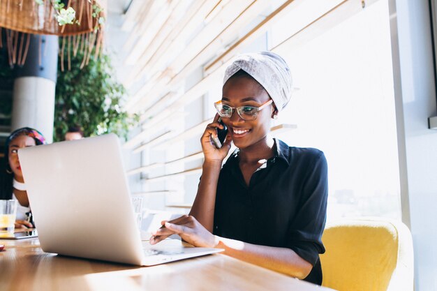 Mujer de negocios afroamericano con teléfono