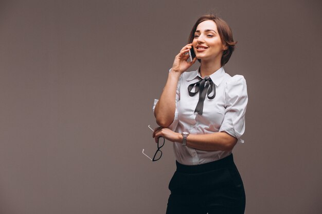 Mujer de negocios aislada hablando por teléfono