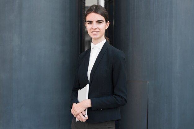 Mujer de negocios al aire libre