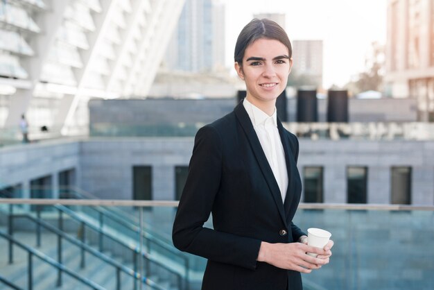 Mujer de negocios al aire libre