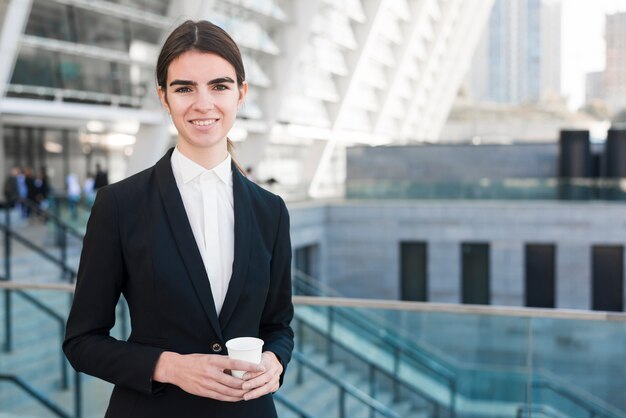 Mujer de negocios al aire libre