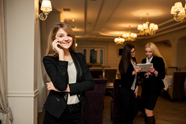 Mujer de negocios al teléfono