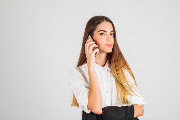 Foto gratuita mujer de negocios al teléfono