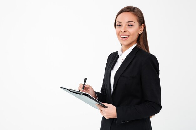 Mujer de negocios alegre celebración portapapeles.