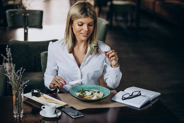 Mujer de negocios almorzando en un café