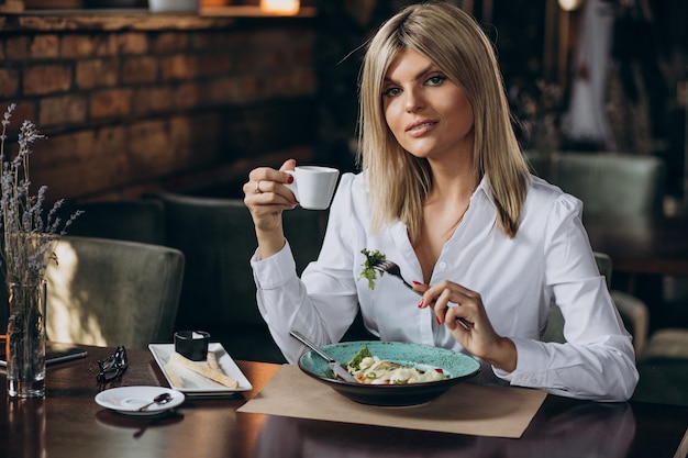 Mujer de negocios almorzando en un café