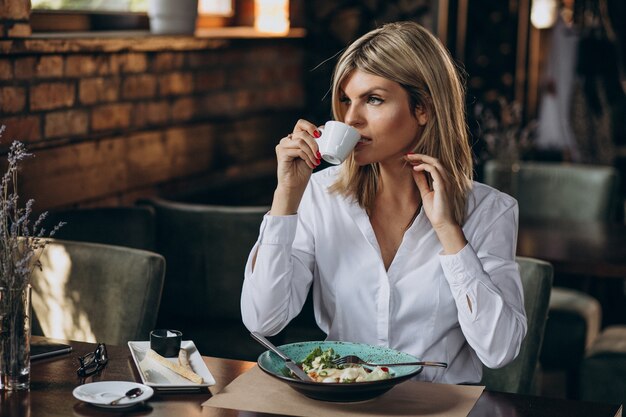 Mujer de negocios almorzando en un café