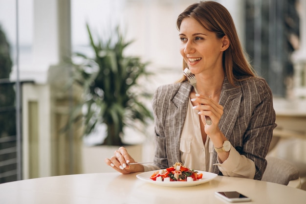 Foto gratuita mujer de negocios almorzando en un café