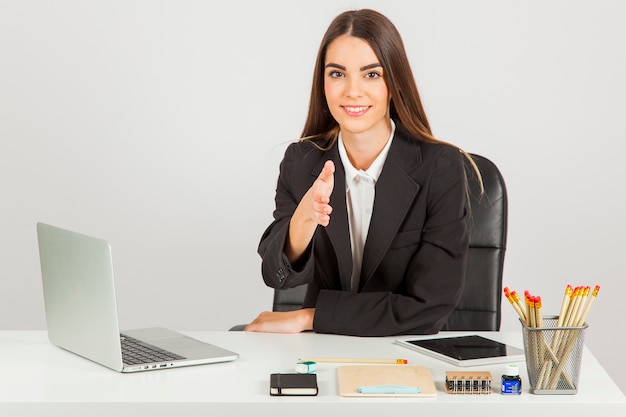 Mujer de negocios amistosa estrechando mano