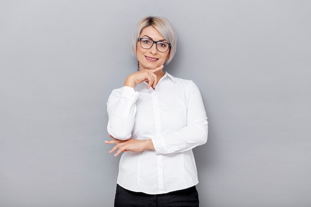 Foto gratuita mujer de negocios de ángulo bajo con gafas