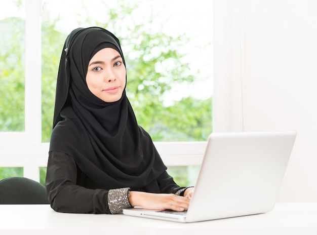 Mujer de negocios árabe trabajando